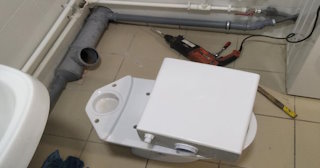 Установка напольного унитаза в Нижневартовске: монтаж под ключ от СантехДомНжт от 5183 рублей.